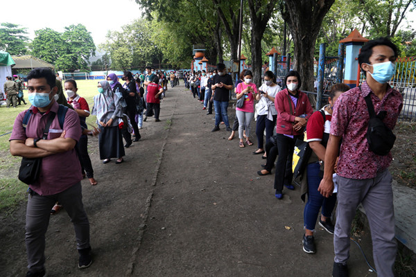 Serbuan Vaksinasi bagi masyarakat Pelabuhan Tanjung Perak di Lapangan Prapat Kurung, Surabaya, Jawa Timur, Kamis (24/6/2021).