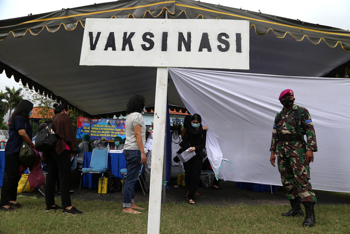 Serbuan Vaksinasi bagi masyarakat Pelabuhan Tanjung Perak di Lapangan Prapat Kurung, Surabaya, Jawa Timur, Kamis (24/6/2021).