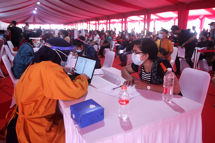 Warga melakukan vaksinasi massal Covid-19 di Lapangan Bhayangkara, Jakarta Selatan, Kamis (24/6/2021).