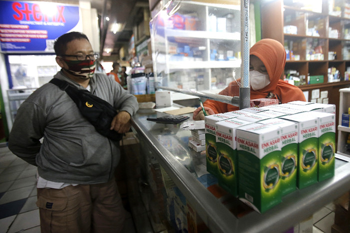 Suasana penjualan vitamin dan alat kesehatan di Pasar Pramuka, Jakarta, Jumat (25/6/2021).