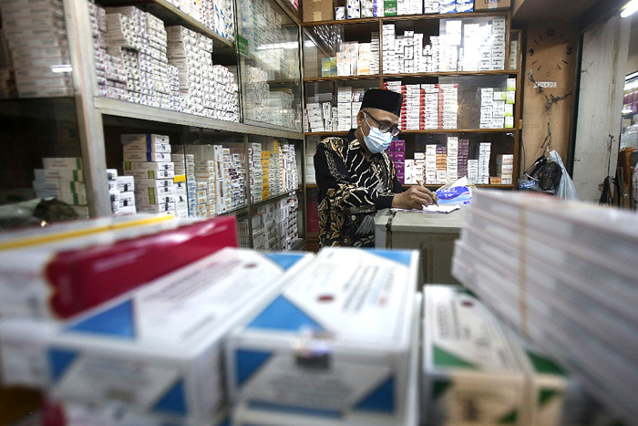 Suasana penjualan vitamin dan alat kesehatan di Pasar Pramuka, Jakarta, Jumat (25/6/2021).