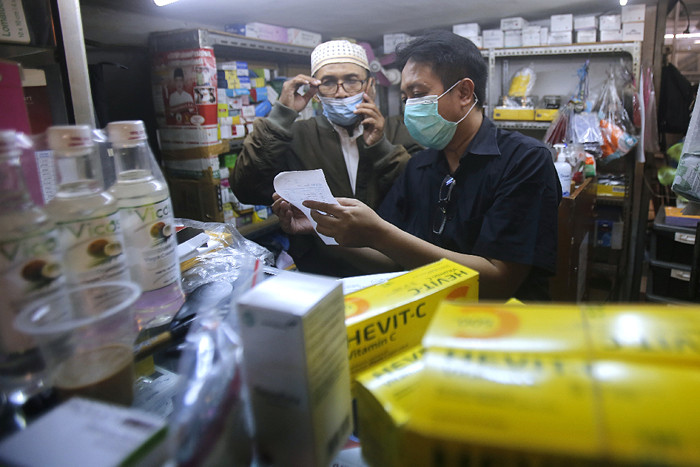 Suasana penjualan vitamin dan alat kesehatan di Pasar Pramuka, Jakarta, Jumat (25/6/2021).