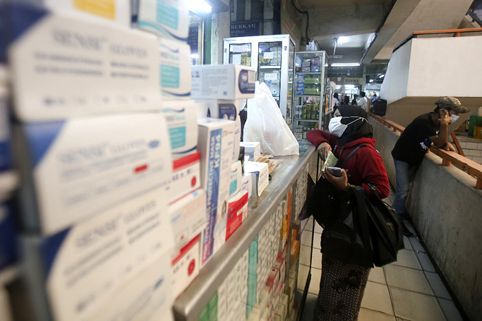 Suasana penjualan vitamin dan alat kesehatan di Pasar Pramuka, Jakarta, Jumat (25/6/2021).