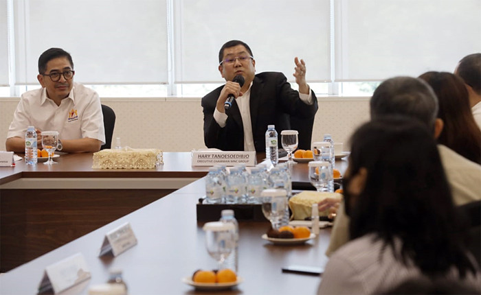 Executive Chairman MNC Group Hary Tanoesoedibjo menerima Wakil Ketua Umum Kadin Indonesia Arsjad Rasjid saat silaturahmi di Jakarta, Jumat (25/6/2021).