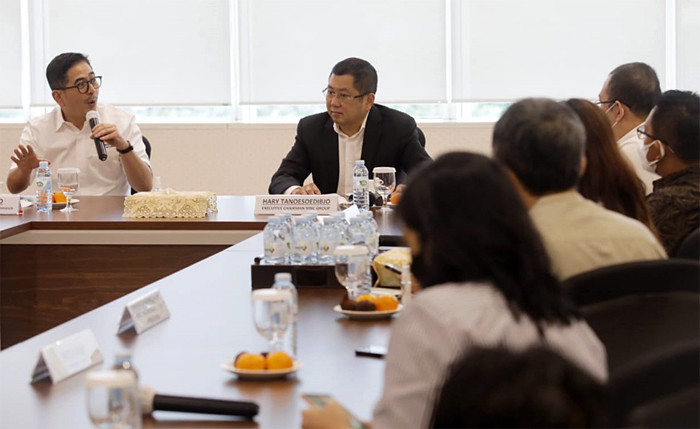 Executive Chairman MNC Group Hary Tanoesoedibjo menerima Wakil Ketua Umum Kadin Indonesia Arsjad Rasjid saat silaturahmi di Jakarta, Jumat (25/6/2021).