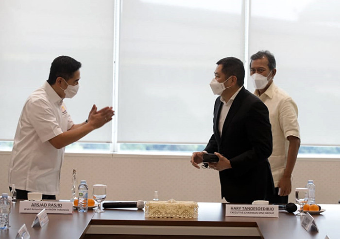Executive Chairman MNC Group Hary Tanoesoedibjo menerima Wakil Ketua Umum Kadin Indonesia Arsjad Rasjid saat silaturahmi di Jakarta, Jumat (25/6/2021).