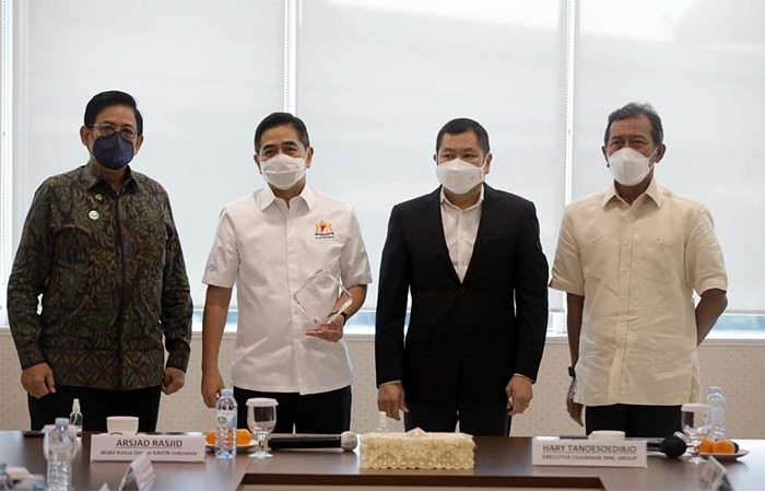 Executive Chairman MNC Group Hary Tanoesoedibjo menerima Wakil Ketua Umum Kadin Indonesia Arsjad Rasjid saat silaturahmi di Jakarta, Jumat (25/6/2021).