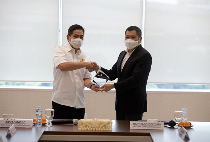 Executive Chairman MNC Group Hary Tanoesoedibjo menerima Wakil Ketua Umum Kadin Indonesia Arsjad Rasjid saat silaturahmi di Jakarta, Jumat (25/6/2021).