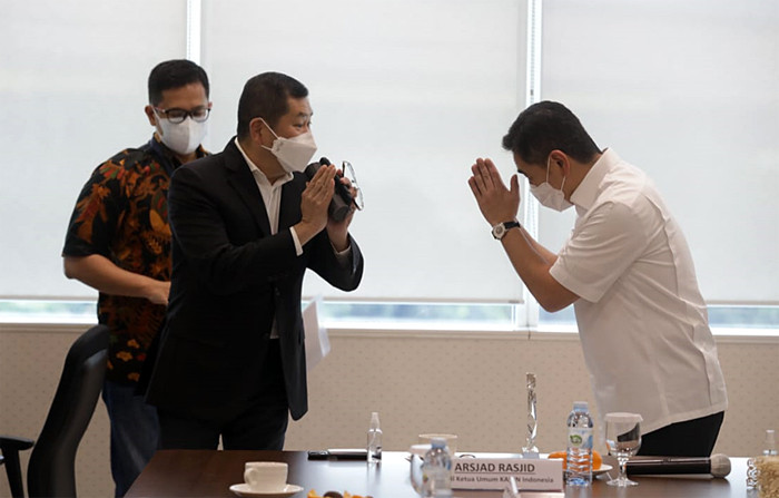 Executive Chairman MNC Group Hary Tanoesoedibjo menerima Wakil Ketua Umum Kadin Indonesia Arsjad Rasjid saat silaturahmi di Jakarta, Jumat (25/6/2021).