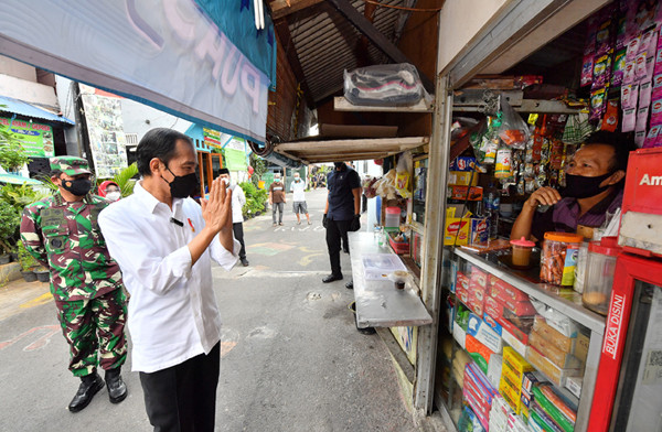 Presiden Joko Widodo saat meninjau pelaksanaan PPKM skala mikro di RW 01, Kelurahan Rawasari, Kecamatan Cempaka Putih, Jakarta Pusat, Jumat (25/6/2021).