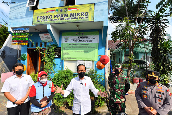 Presiden Joko Widodo saat meninjau pelaksanaan PPKM skala mikro di RW 01, Kelurahan Rawasari, Kecamatan Cempaka Putih, Jakarta Pusat, Jumat (25/6/2021).