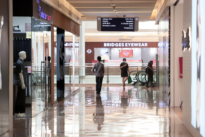 Suasana Pusat Perbelanjaan tampak sepi di kawasan Jakarta Selatan, kemarin.