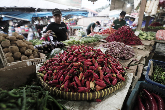 Pedagang merapikan dagangannya di Pasar Kecapi, Kota Bekasi, Jawa Barat, Jumat (25/6/2021).