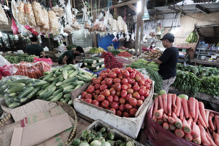 Pedagang merapikan dagangannya di Pasar Kecapi, Kota Bekasi, Jawa Barat, Jumat (25/6/2021).