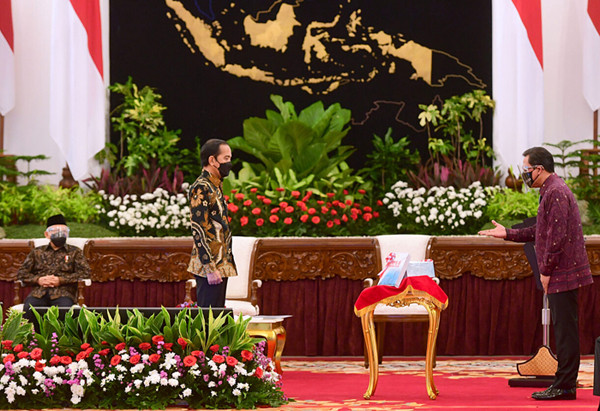 Penyerahan laporan hasil pemeriksaan (LHP) semester II tahun 2020 di Istana Negara, Jakarta, Jumat (25/6/2021).