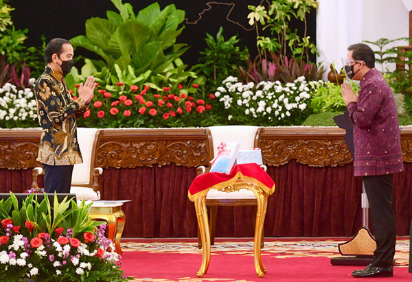 Penyerahan laporan hasil pemeriksaan (LHP) semester II tahun 2020 di Istana Negara, Jakarta, Jumat (25/6/2021).