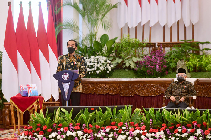 Penyerahan laporan hasil pemeriksaan (LHP) semester II tahun 2020 di Istana Negara, Jakarta, Jumat (25/6/2021).
