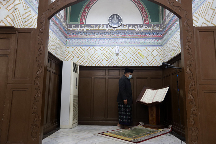 Petugas membersihkan bagian dalam Masjid Cut Meutia, Jakarta, Jumat (25/6/2021).