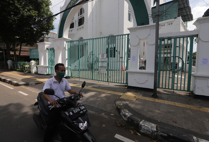 Petugas membersihkan bagian dalam Masjid Cut Meutia, Jakarta, Jumat (25/6/2021).