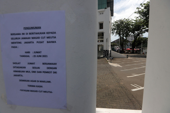 Petugas membersihkan bagian dalam Masjid Cut Meutia, Jakarta, Jumat (25/6/2021).