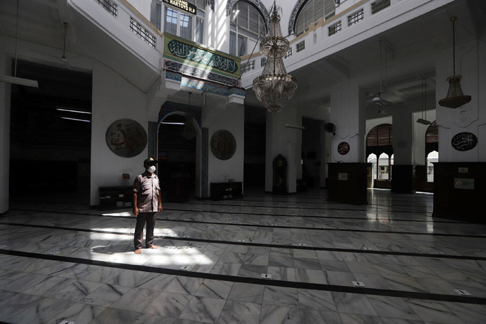 Petugas membersihkan bagian dalam Masjid Cut Meutia, Jakarta, Jumat (25/6/2021).