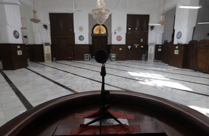 Petugas membersihkan bagian dalam Masjid Cut Meutia, Jakarta, Jumat (25/6/2021).