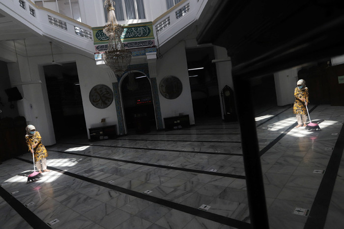 Petugas membersihkan bagian dalam Masjid Cut Meutia, Jakarta, Jumat (25/6/2021).