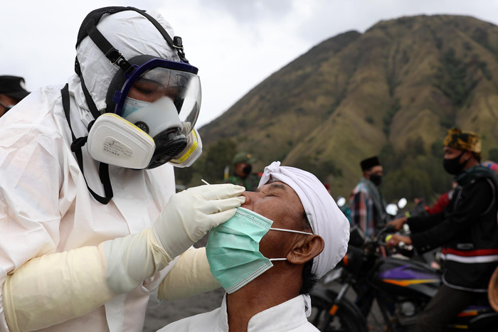 Warga Tengger menjalani tes swab antigen sebelum pelaksanaan ibadah Yadnya Kasada di lautan pasir Gunung Bromo, Probolinggo, Jawa Timur, Jumat (25/6/2021).
