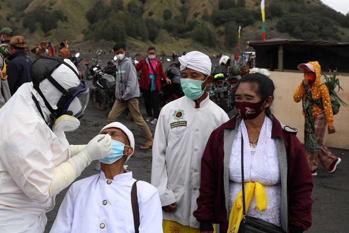 Warga Tengger menjalani tes swab antigen sebelum pelaksanaan ibadah Yadnya Kasada di lautan pasir Gunung Bromo, Probolinggo, Jawa Timur, Jumat (25/6/2021).