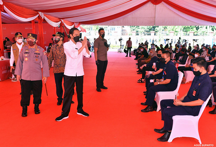 Presiden Joko Widodo saat meninjau vaksinasi massal di Stadion Gelora Bung Karno, Jakarta, Sabtu (26/6/2021).