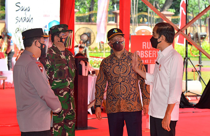 Presiden Joko Widodo saat meninjau vaksinasi massal di Stadion Gelora Bung Karno, Jakarta, Sabtu (26/6/2021).