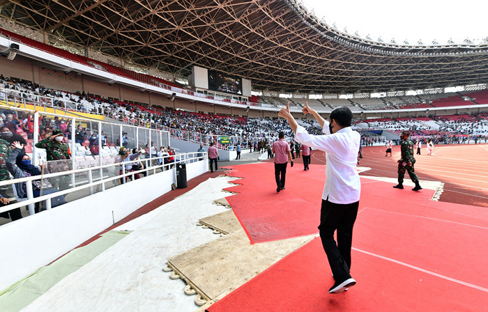 Presiden Joko Widodo saat meninjau vaksinasi massal di Stadion Gelora Bung Karno, Jakarta, Sabtu (26/6/2021).