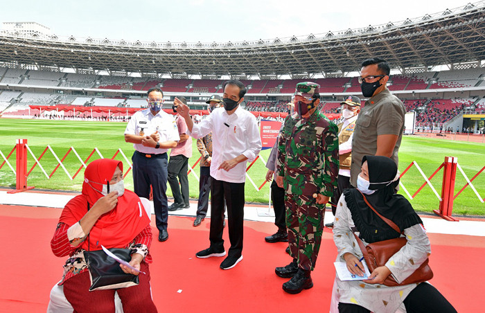 Presiden Joko Widodo saat meninjau vaksinasi massal di Stadion Gelora Bung Karno, Jakarta, Sabtu (26/6/2021).