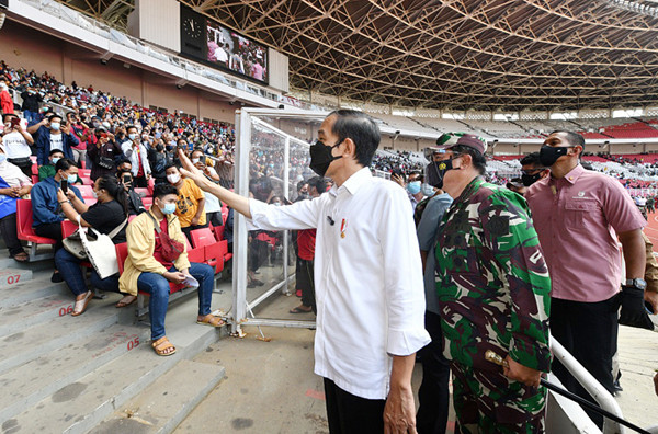 Presiden Joko Widodo saat meninjau vaksinasi massal di Stadion Gelora Bung Karno, Jakarta, Sabtu (26/6/2021).