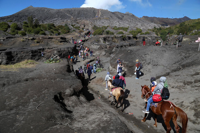 Peyedia jasa kuda mengantar warga menuju puncak kawah Bromo pada perayaan Yadnya Kasada tahun ke 1943 Saka di Probolinggo, Jawa Timur, Sabtu (26/6/2021).