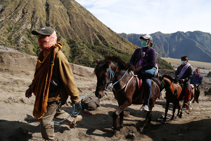 Peyedia jasa kuda mengantar warga menuju puncak kawah Bromo pada perayaan Yadnya Kasada tahun ke 1943 Saka di Probolinggo, Jawa Timur, Sabtu (26/6/2021).