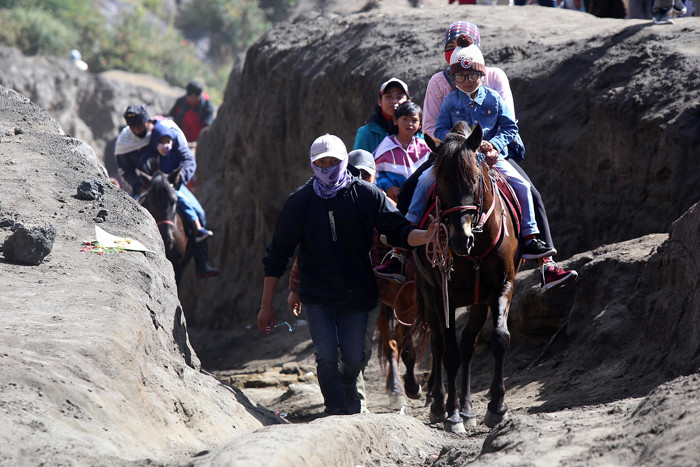 Peyedia jasa kuda mengantar warga menuju puncak kawah Bromo pada perayaan Yadnya Kasada tahun ke 1943 Saka di Probolinggo, Jawa Timur, Sabtu (26/6/2021).