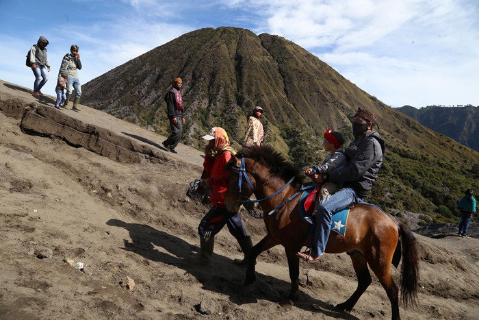 Peyedia jasa kuda mengantar warga menuju puncak kawah Bromo pada perayaan Yadnya Kasada tahun ke 1943 Saka di Probolinggo, Jawa Timur, Sabtu (26/6/2021).