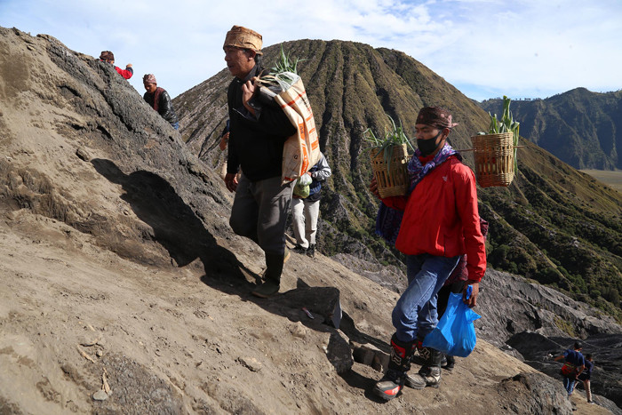 Umat Hindu Tengger Bromo melarung sesaji berupa aneka hasil bumi dan ternak pada perayaan Yadnya Kasada tahun ke 1943 Saka di Probolinggo, Sabtu (26/6/2021).
