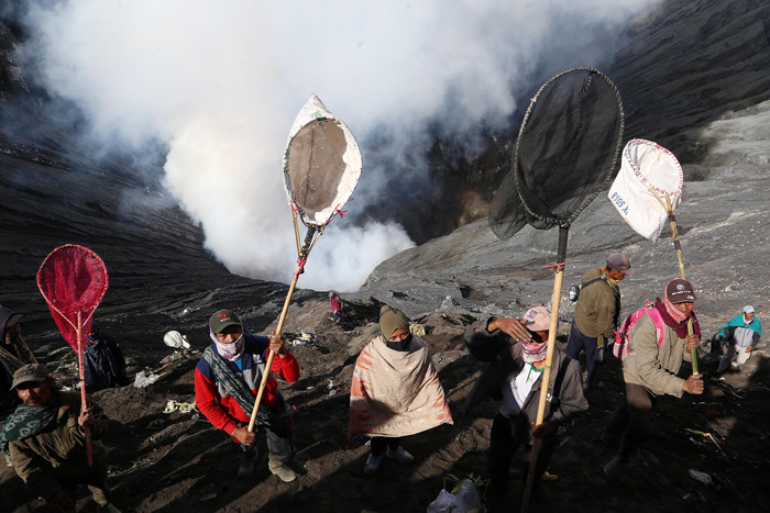 Umat Hindu Tengger Bromo melarung sesaji berupa aneka hasil bumi dan ternak pada perayaan Yadnya Kasada tahun ke 1943 Saka di Probolinggo, Sabtu (26/6/2021).