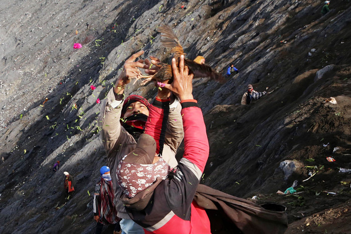 Umat Hindu Tengger Bromo melarung sesaji berupa aneka hasil bumi dan ternak pada perayaan Yadnya Kasada tahun ke 1943 Saka di Probolinggo, Sabtu (26/6/2021).