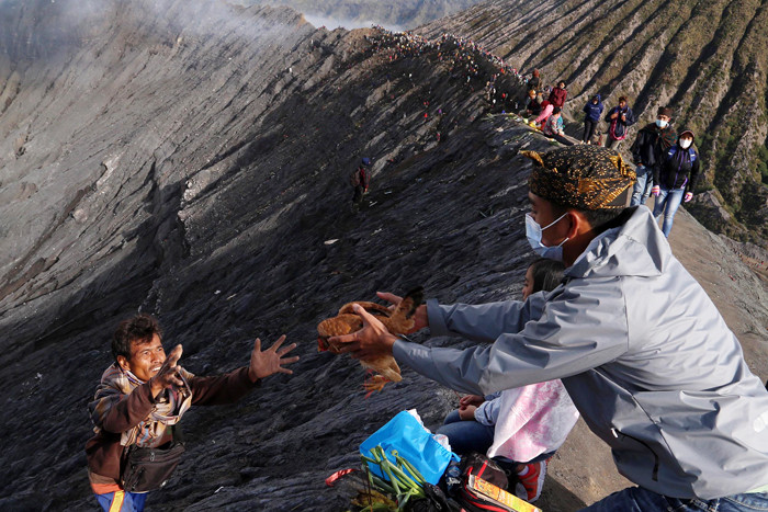 Umat Hindu Tengger Bromo melarung sesaji berupa aneka hasil bumi dan ternak pada perayaan Yadnya Kasada tahun ke 1943 Saka di Probolinggo, Sabtu (26/6/2021).