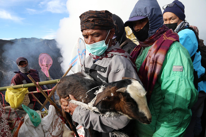 Umat Hindu Tengger Bromo melarung sesaji berupa aneka hasil bumi dan ternak pada perayaan Yadnya Kasada tahun ke 1943 Saka di Probolinggo, Sabtu (26/6/2021).