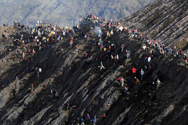 Umat Hindu Tengger Bromo melarung sesaji berupa aneka hasil bumi dan ternak pada perayaan Yadnya Kasada tahun ke 1943 Saka di Probolinggo, Sabtu (26/6/2021).