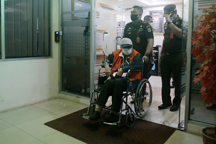 Buronan terpidana percobaan pembunuhan Hendra Subrata di hadirkan saat konferensi pers di Gedung Kejaksaan Agung, Jakarta, Sabtu (26/6/2021).