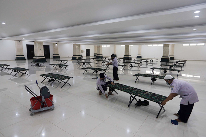 Petugas membersihkan ruangan yang akan dijadikan tempat isolasi pasien Covid-19 di Masjid Raya KH Hasyim Asyari, Jakarta, Sabtu (26/6/2021).