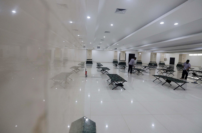 Petugas membersihkan ruangan yang akan dijadikan tempat isolasi pasien Covid-19 di Masjid Raya KH Hasyim Asyari, Jakarta, Sabtu (26/6/2021).
