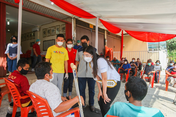 Miss Indonesia 2020 Pricilia Carla Yules membantu petugas memasang kaki palsu di Yayasan Etika Moral Indonesia, Jakarta, Minggu (27/6/2021).