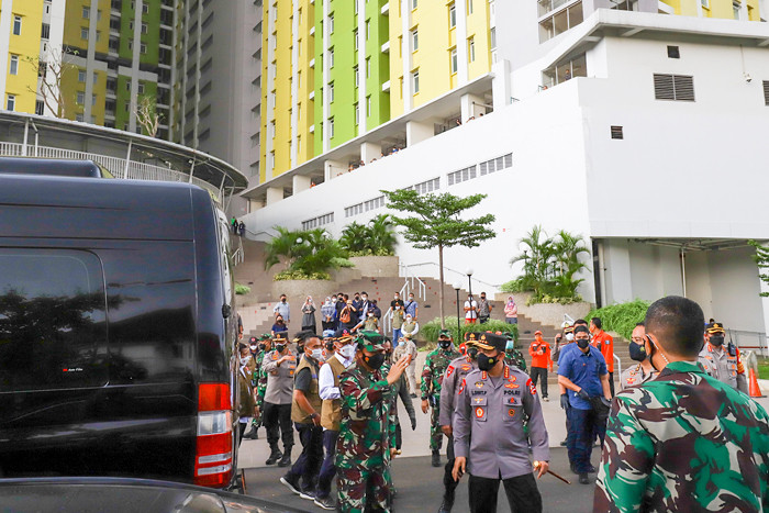Persiapan sarana dan fasilitas tempat isolasi OTG Rusunawa Pasar Rumput, Jakarta Selatan, Minggu (27/6/2021).