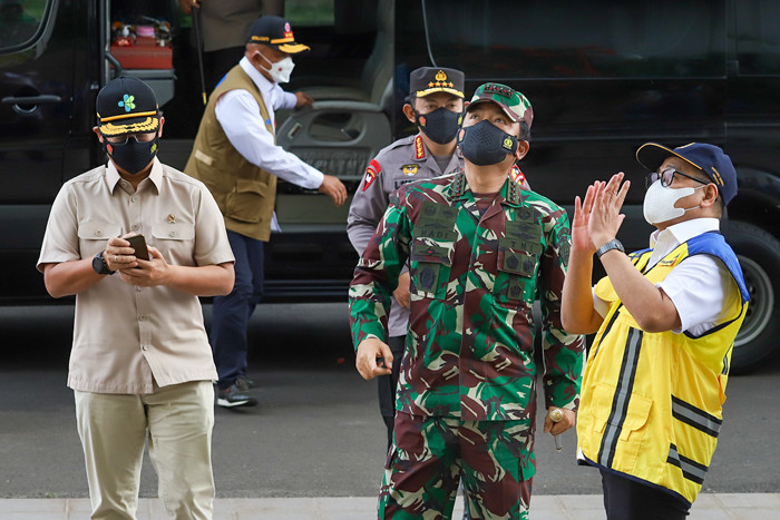 Persiapan sarana dan fasilitas tempat isolasi OTG Rusunawa Pasar Rumput, Jakarta Selatan, Minggu (27/6/2021).